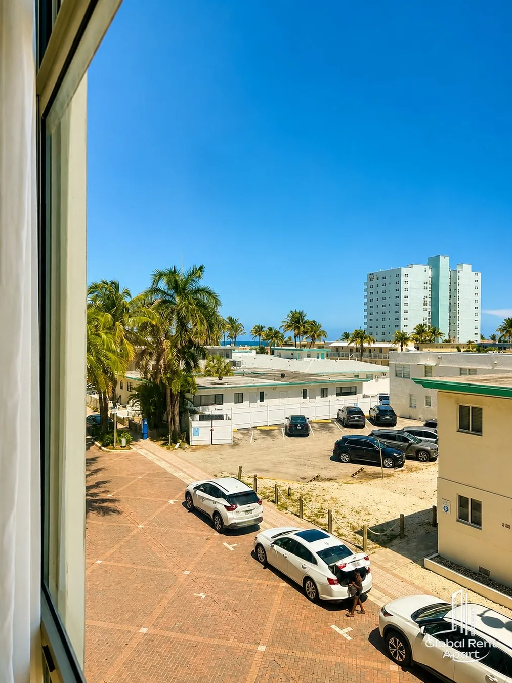 Beachfront Bliss: Studio with Super Rooftop Pool photo 7