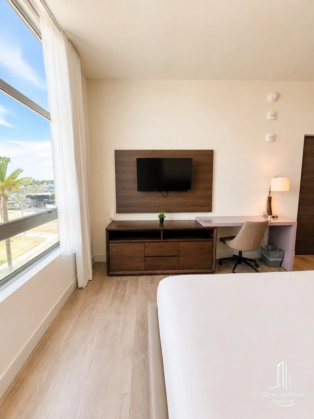 Beachfront Bliss: Studio with Super Rooftop Pool photo 10