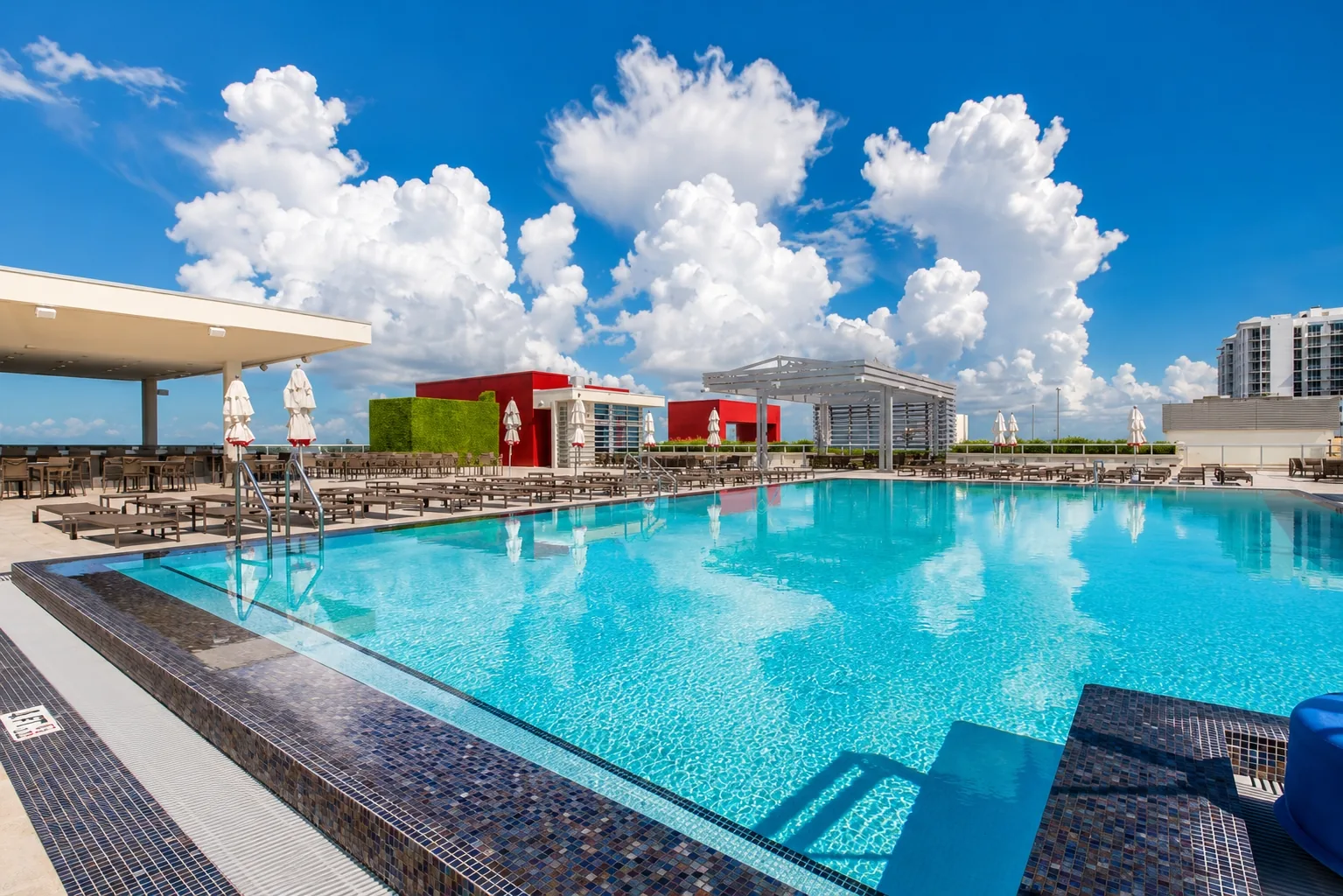 Beachfront Bliss: Studio with Super Rooftop Pool photo 13