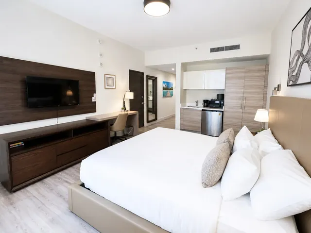 Oceanfront Stylish Studio with Rooftop Pool photo 3